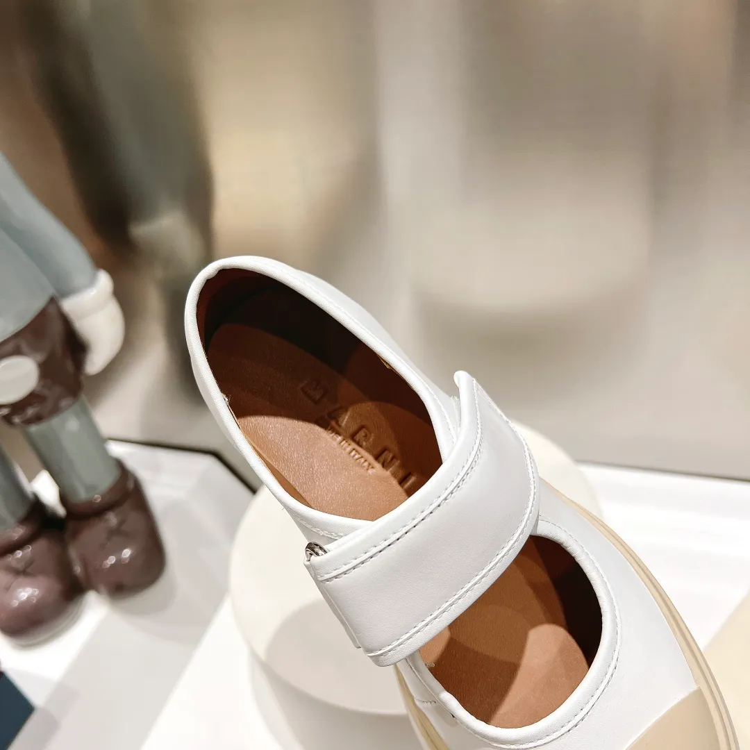 👟👟Ex-factory price 480👟👟 Marni|Mary Jane big head doll shoes‼ ️Upgraded outsole, consistent lasting process with the original version, upgraded to the latest official original packaging‼ ️ Mani’s incomparable and versatile white shoes! I'm tired of the regular white shoes, so I bought a pair of different style thick-soled big-toe shoes. Paris International Fashion Week catwalk model, purchase-level version, all Internet celebrities wear it, Song Zuer, Zhao Lusi, Huo🔥 Show... [4.5cm increased sole] Not bulky, light and soft, comfortable on the feet! It feels very good on your feet and doesn't scratch your feet at all! Extremely comfortable! Daily travel! Wear whatever you like regardless of the occasion, no fear of any dress code, no pressure to dress! ✔Upper: imported cowhide fabric ✔Lining: lambskin lining ✔Outsole: exclusive molded original 1:1 rubber ➕TPU outsole! Floating beige is not completely white. Difference between market currencies We are different‼ ️ ✔𝐒𝐢𝐳𝐞: 35-40